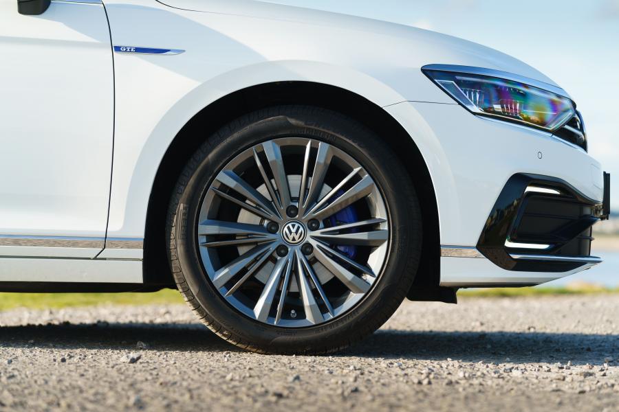 Колеса Volkswagen Passat GTE Estate (B8) 2019 года  (UK) (фото 24 из 40)